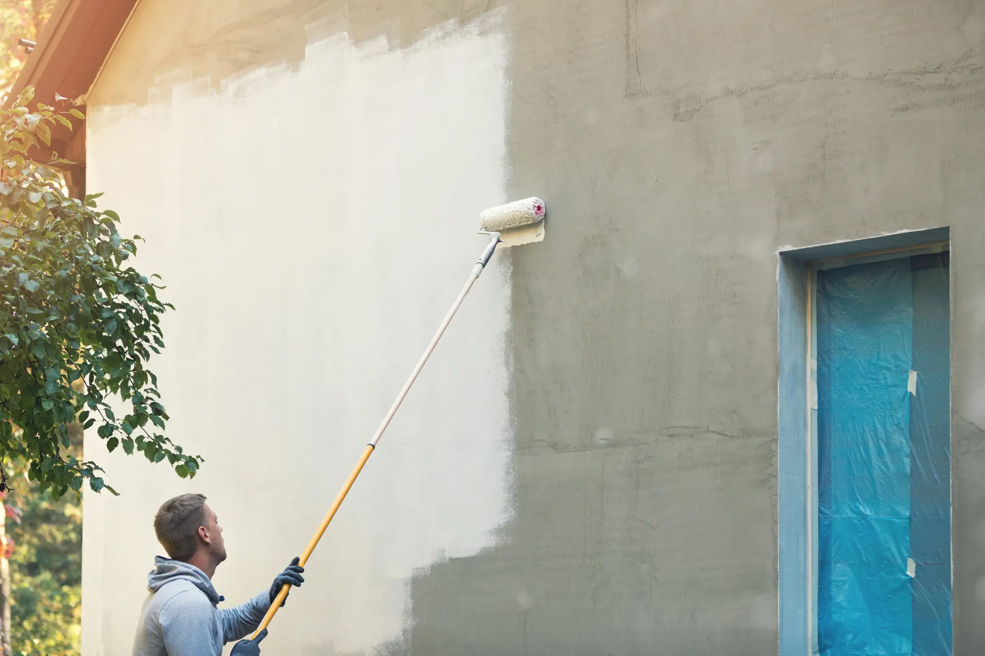 Pintor trabajando en una fachada en Parla